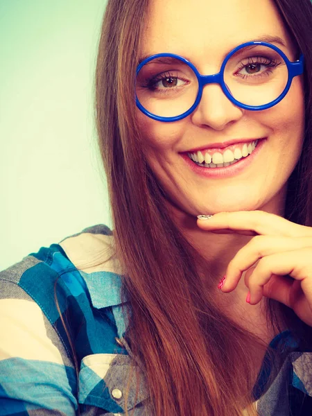 Lyckligt leende nerdy kvinna i konstiga glasögon — Stockfoto