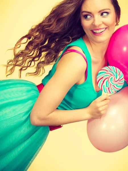 Donna con palloncini colorati e lecca-lecca — Foto Stock