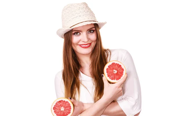 Mulher segura duas metades de frutas cítricas de toranja nas mãos — Fotografia de Stock