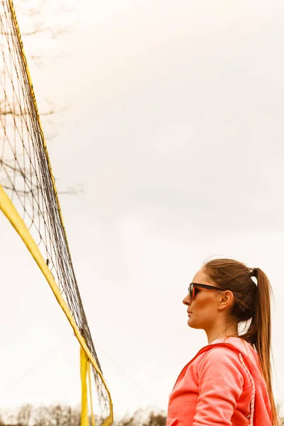 Mujer jugador de voleibol al aire libre en la cancha — Foto de Stock