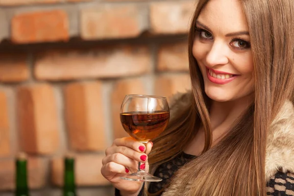 Frau verkostet Wein in ländlichen Hütte Innenraum — Stockfoto