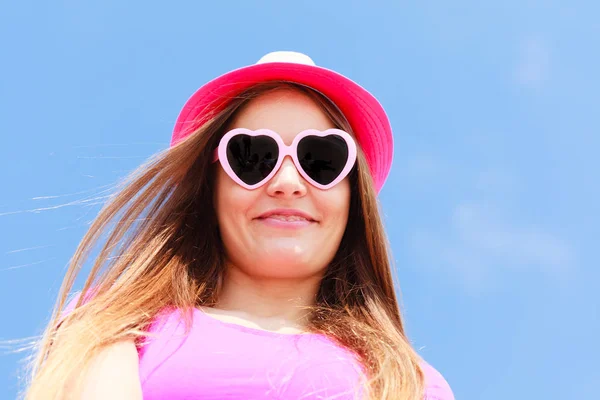 Donna che indossa occhiali da sole a forma di cuore e cappello — Foto Stock