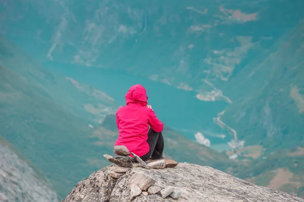 Touristin auf dalsnibba Aussichtspunkt Norwegen — Stockfoto
