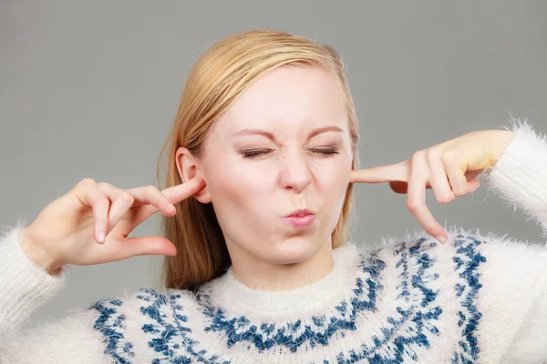 Frau deckt Ohren mit Fingern ab — Stockfoto