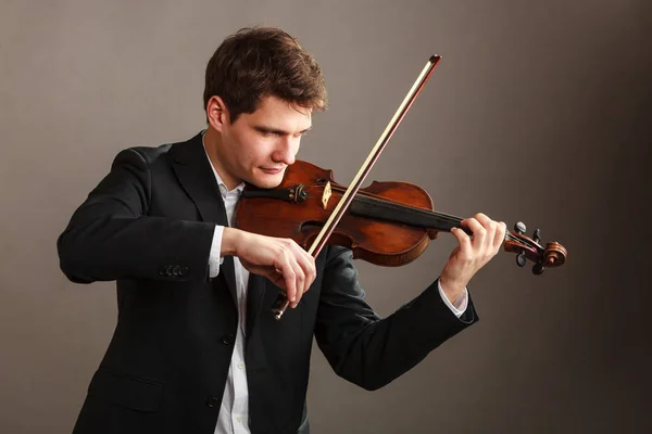 우아하게 바이올린을 연주하는 남자 — 스톡 사진
