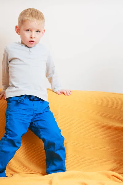Kis fiú játék és birtoklás móka — Stock Fotó