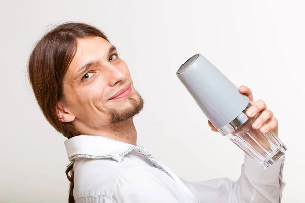 Male barman makes cocktail. — Stock Photo, Image