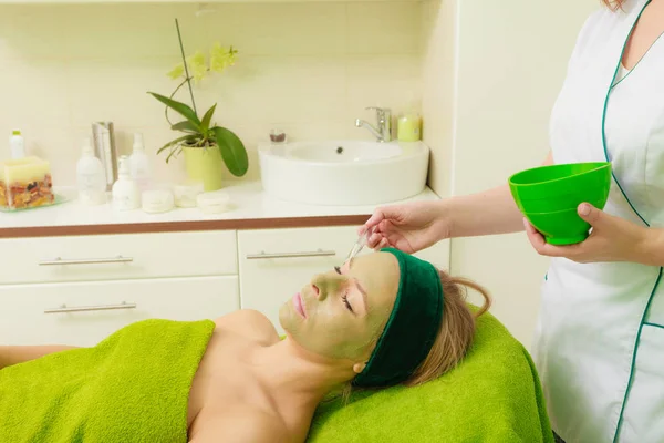 Woman having algae mud mask on face — Stock Photo, Image