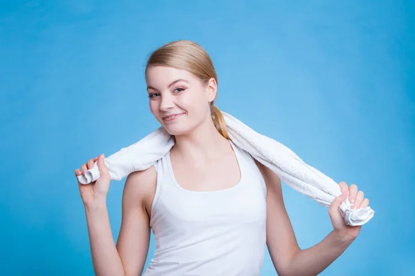 Žena s ručníkem kolem jejích ramen, s úsměvem — Stock fotografie