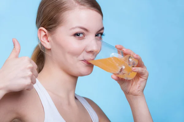 Wanita minum minuman rasa oranye atau jus — Stok Foto