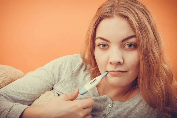 Mujer enferma con termómetro digital en la boca . — Foto de Stock