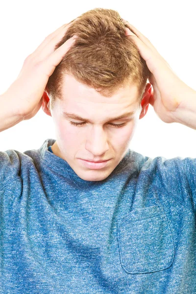 Gros plan l'homme stressé tient la tête avec les mains — Photo