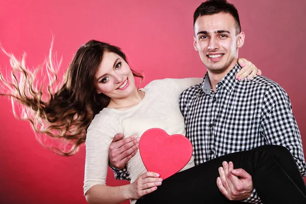 Pareja romántica feliz con corazón —  Fotos de Stock