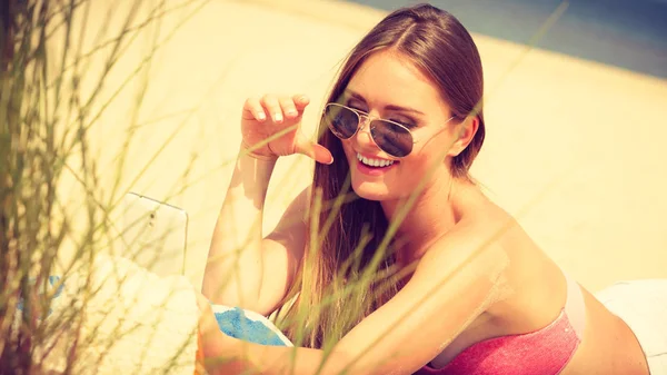 Glad tjej med selfie foto på stranden. — Stockfoto