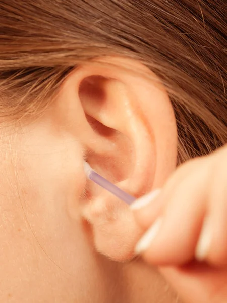 Žena čištění ucha s bavlněné tampony closeup — Stock fotografie