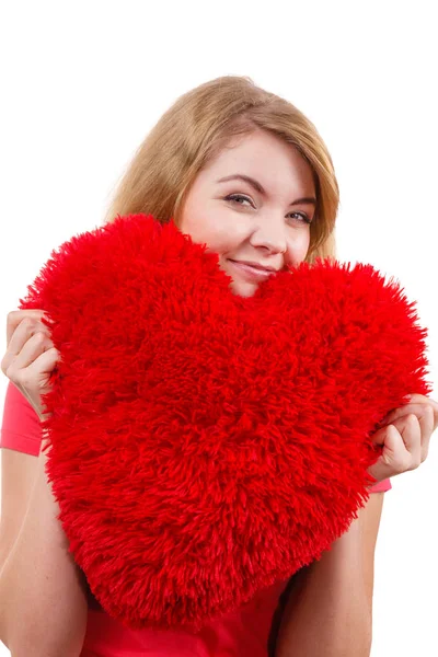 Mulher loira menina segurando vermelho coração amor símbolo — Fotografia de Stock