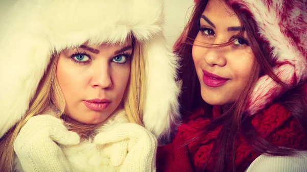 Dos chicas en retrato de ropa de invierno caliente . —  Fotos de Stock