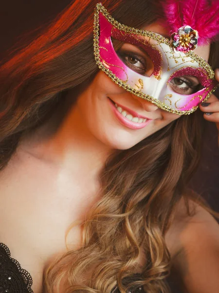 Donna sensuale con maschera di carnevale . — Foto Stock