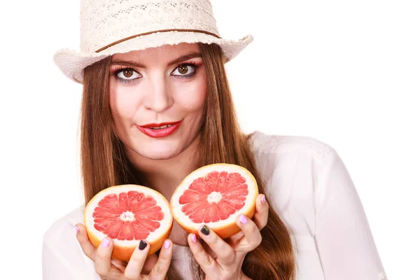 Женщина держит в руках две половинки грейпфрута цитрусовых — стоковое фото