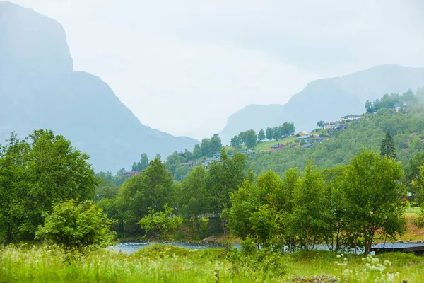 Νορβηγία ομιχλώδη βουνά τοπίο. — Φωτογραφία Αρχείου