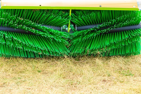 Tarım makineleri, saman makinesi büyük fırça ile — Stok fotoğraf