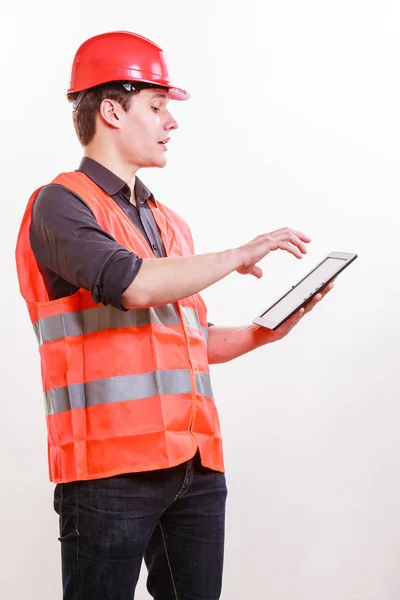 Mannelijke werknemer met tablet. — Stockfoto