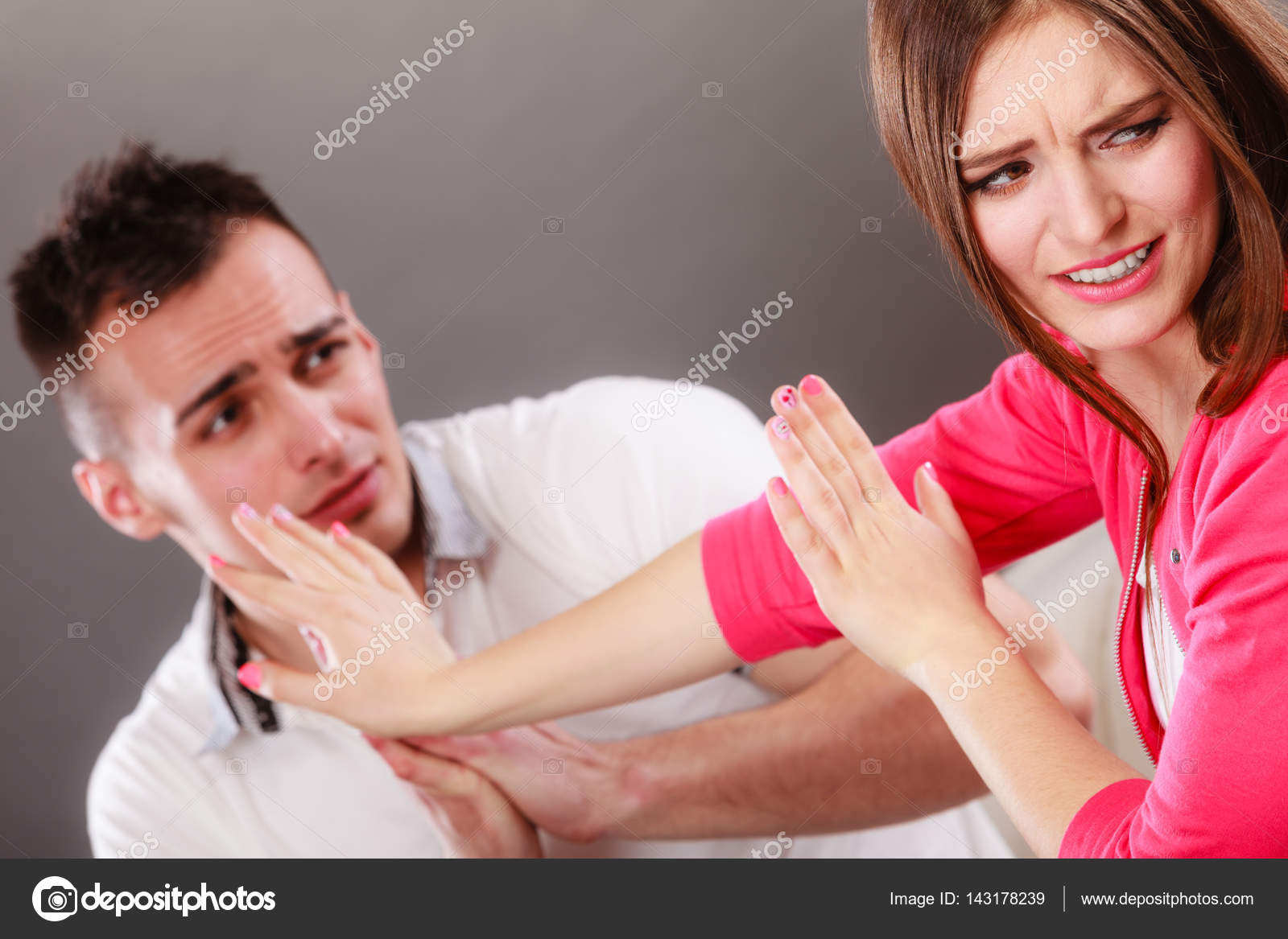 Помогаем девушкам в проблемах. Помогаем девушкам в проблемах. Друг и подруга. Объятия подруг. Женщина помогает женщине.