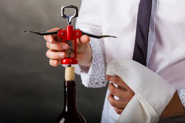Camarero abre botella de vino . —  Fotos de Stock