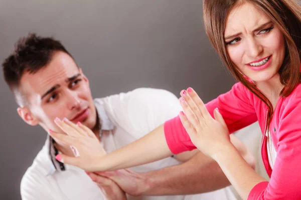 Муж извиняется перед женой. Злая расстроенная женщина . — стоковое фото