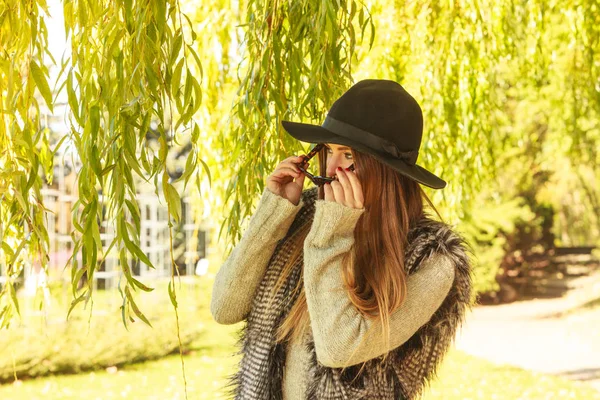 Schattig vrouw in zonnebril — Stockfoto