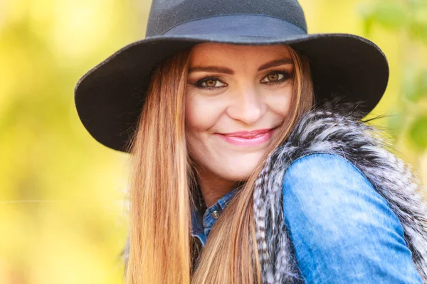 Hübsches Mädchen im Park — Stockfoto