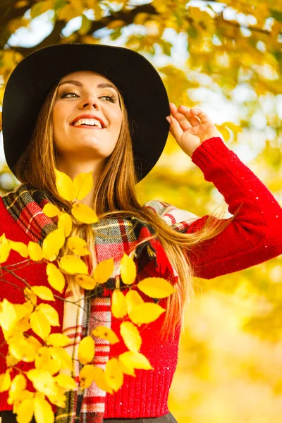 Mulher em pé junto à árvore . — Fotografia de Stock