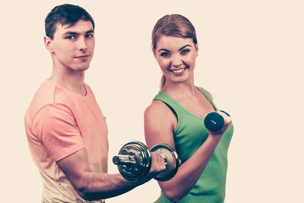 Couple exercising with dumbbells lifting weights — Stock Photo, Image