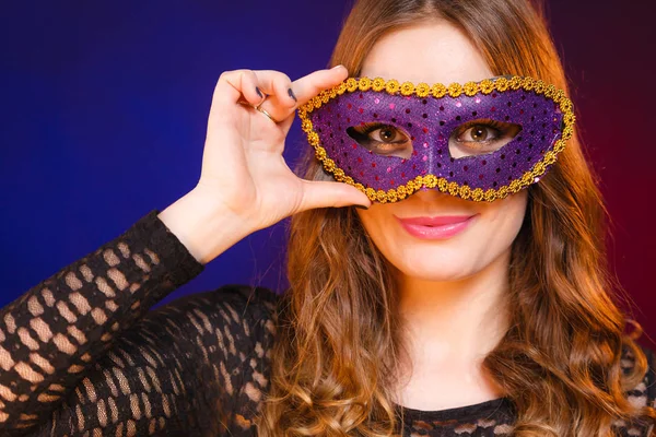 紫罗兰色的狂欢节面具在黑暗的特写女人脸 — 图库照片