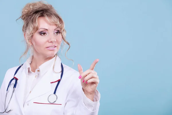 Médico feminino mostrando espaço de cópia . — Fotografia de Stock