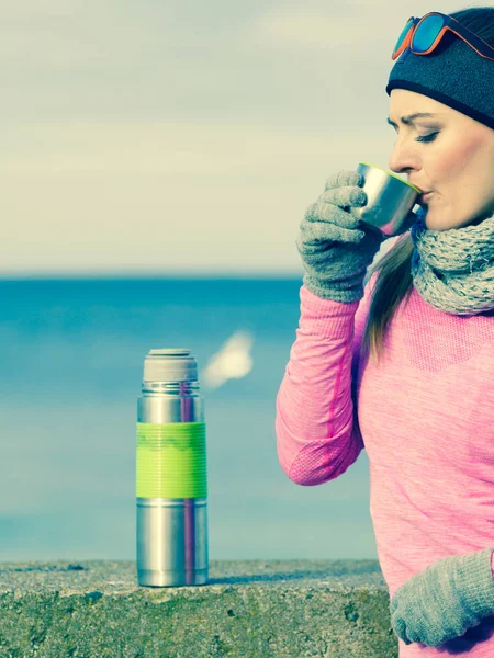 Fit femme dans la journée froide échauffement boisson thé — Photo