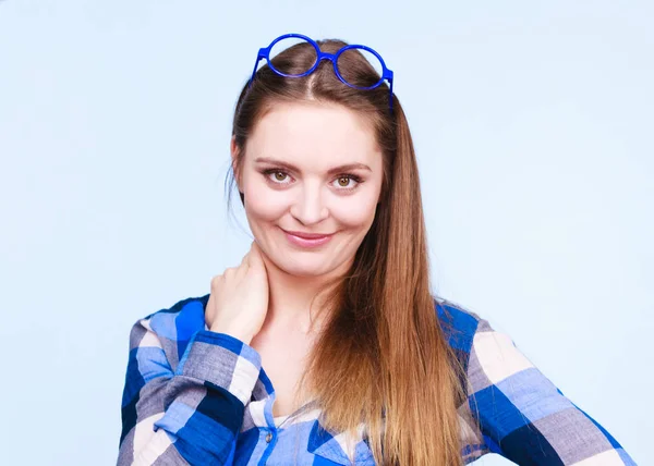 Aantrekkelijke nerdy vrouw in rare bril op hoofd — Stockfoto