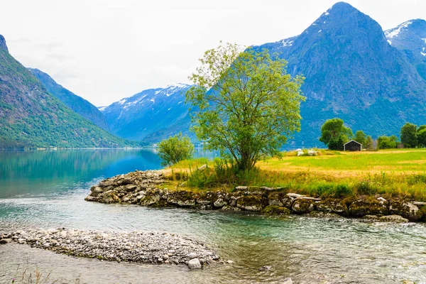 Montanhas e Lago na Noruega, — Fotografia de Stock