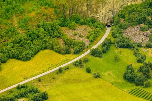 Túnel na estrada de montanha norueguesa — Fotografia de Stock