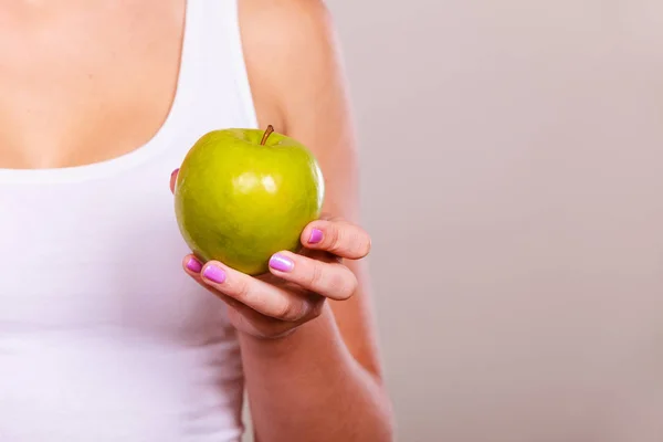 Mulher ajuste segurando frutas de maçã, conceito de dieta — Fotografia de Stock