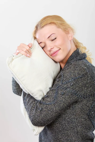 Gelukkig slaperig vrouw vasthouden en knuffelen kussen — Stockfoto