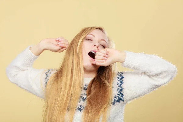 Dorminhoco bocejo adolescente mulher em jumper — Fotografia de Stock