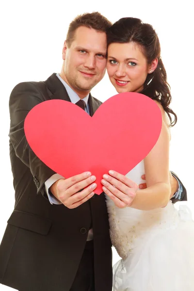 Noivo e noiva casal segurando coração — Fotografia de Stock