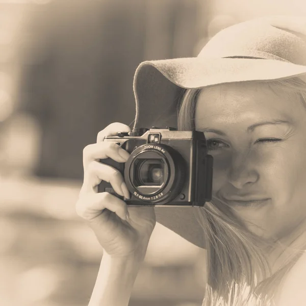 Beautiful elegant woman taking pictures with camera — Stock Photo, Image