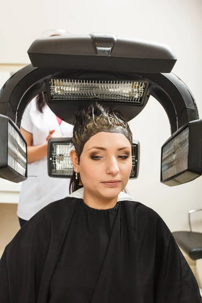 Жінка в перукарні, сушка волосся під машиною — стокове фото
