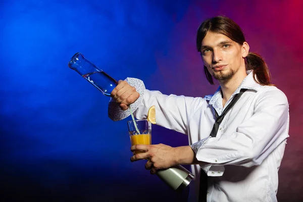 Barman mostrando suas habilidades . — Fotografia de Stock