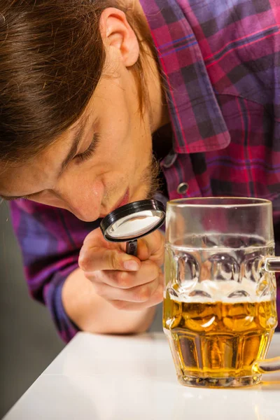 Camarero cuidadoso verificando cerveza . —  Fotos de Stock