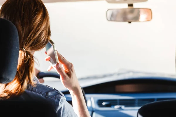 Мужчина разговаривает по телефону во время вождения автомобиля . — стоковое фото