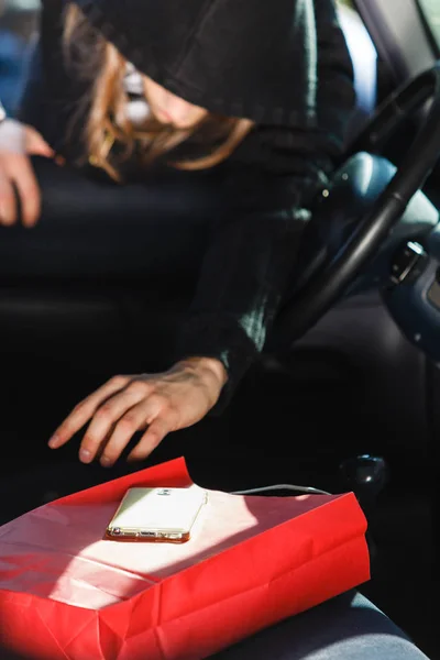 Włamywacz złodziej kradzież smartphone i torba z samochodu — Zdjęcie stockowe