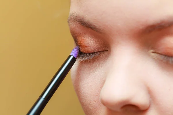 Primer plano mujer conseguir maquillaje, sombra de ojos — Foto de Stock